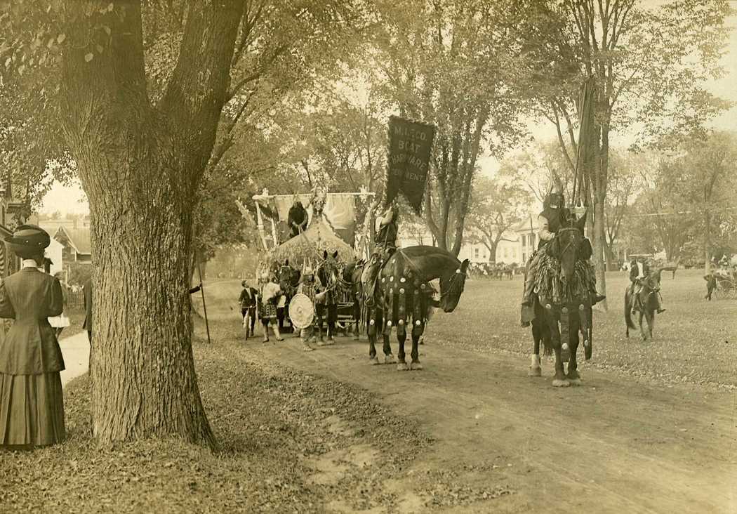 1910-Carnival-MIF-Co-float-6.jpg